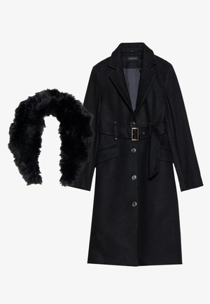 Manteau noir en laine avec une taille ceinturée, des revers larges et une fermeture à boutons ; comprend une écharpe en fausse fourrure noire assortie. Texture lisse, design ajusté.