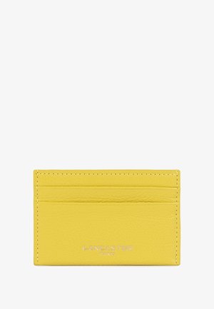 Portafoglio in pelle gialla con più scomparti per carte, finitura testurizzata e logo "LANCASTER PARIS" in rilievo sul davanti.