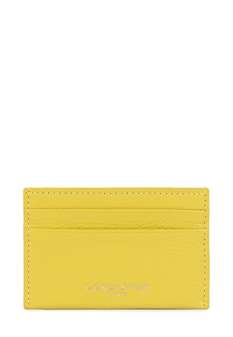 Portafoglio in pelle gialla con più scomparti per carte, finitura testurizzata e logo "LANCASTER PARIS" in rilievo sul davanti.