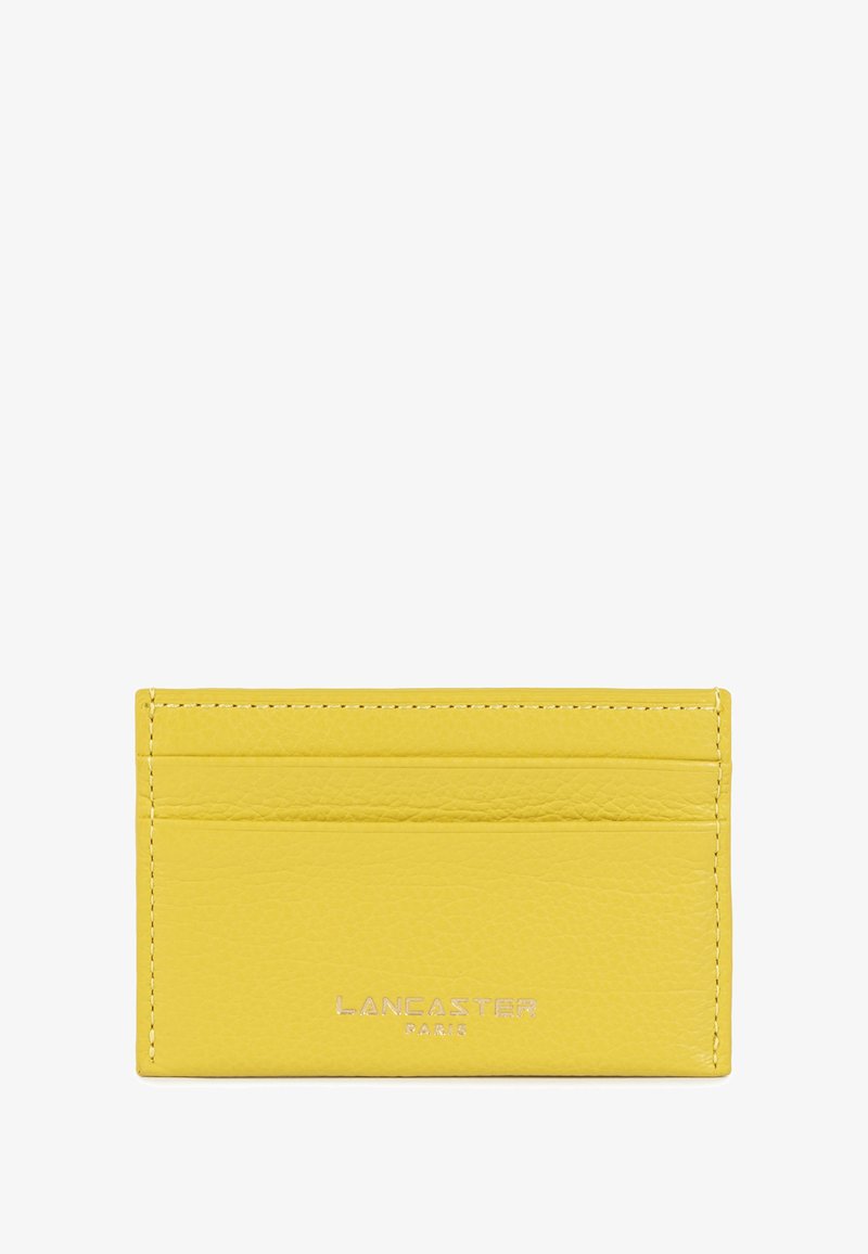 Portafoglio in pelle gialla con più scomparti per carte, finitura testurizzata e logo "LANCASTER PARIS" in rilievo sul davanti.