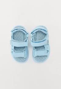 Helle blaue Sandalen mit zwei verstellbaren Klettverschlussriemen, strukturierten Gummisohlen und einem weichen Stoff-Obermaterial. Entworfen für Komfort und Atmungsaktivität.