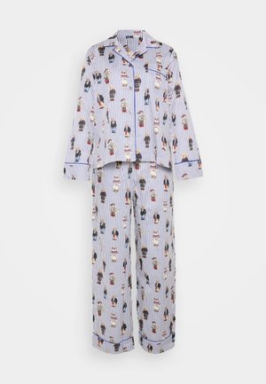 Pruhovaný komplet pyžama zahrnující zapínací halenku a odpovídající kalhoty, vyrobený z bavlny, zdobený kreslenými postavičkami v různých outfitech.