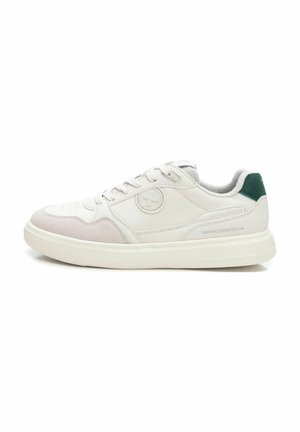 Zapatillas de cuero blancas con acentos de ante en gris claro y verde, que presentan un logo redondo en el costado y una suela de goma texturizada.