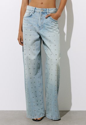 PULL&BEAR, STUDS - BAGGY JEANS - Baggy džíny - light blue