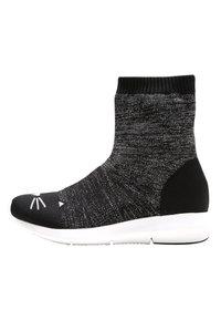 Schwarze gestrickte Socken-Sneaker mit strukturiertem Obermaterial, weißer Sohle, schrägem Zeh und kontrastierendem Fersenbereich. Verfügt über minimalistische Akzente in der Nähe des Zehs.