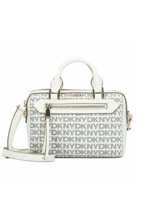 Weiße Handtasche mit DKNY-Logo-Muster, runden Griffen und abnehmbarem Riemen. Verfügt über eine vordere Reißverschlusstasche und goldfarbene Hardware-Akzente.