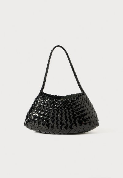 Sac à main tissé noir avec une forme structurée, une texture lisse et brillante, et une bandoulière tressée. Design à ouverture supérieure sans matériel visible.