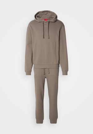 Set format hoodie maro cu pantaloni de trening asortați. Material moale, croială relaxată, șnur ajustabil la glugă, manșete ribbate, branding minimal.