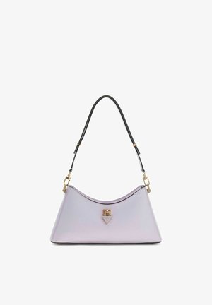 Sac à main trapèze lavande avec bandoulière noire, ferrures dorées et fermeture avant en forme de triangle avec logo Guess.