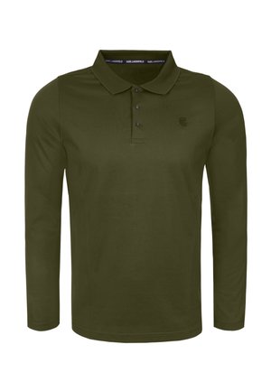 Donkergroene polo met lange mouwen, een kraag, drie knopen en een subtiel logo op de linkerborst.