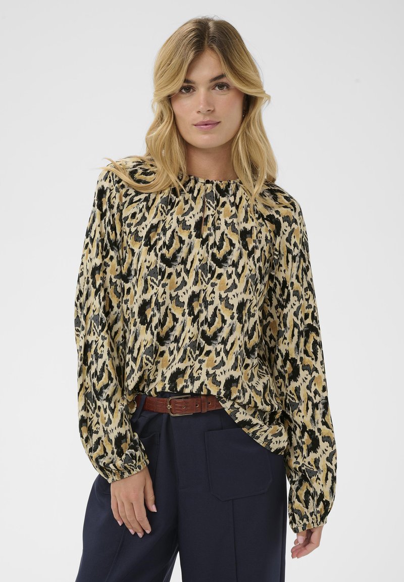 Bluse med lange ærmer i gul og sort dyreprint, med en rynket halsudskæring, løs pasform og plisserede detaljer ved skuldrene.