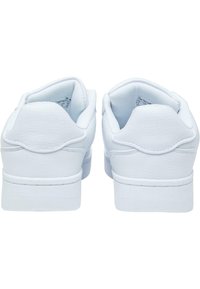 Hvite sneakers med en jevn lærtekstur, avrundede bakker, polstrede krager og minimale sømdetaljer. Flate gummisåler.