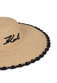 Cappello di paglia a larghe falde di colore naturale, con ricamo nero "Hul" e una bordatura arricciata nera lungo i bordi.