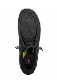 Scarpa nera in tessuto slip-on con texture liscia, punta arrotondata, lacci elastici e interno giallo. Presenta una soletta imbottita e suola in gomma.