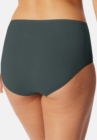 Bikini z wysokim stanem w ciemnoszarym kolorze, wykonane z miękkiego materiału o gładkiej teksturze i minimalnych szwach, co nadaje im prosty design.