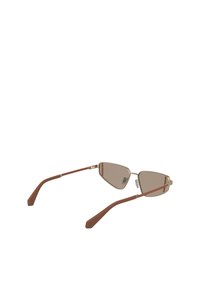 Occhiali da sole con lenti di forma geometrica di colore marrone, montatura sottile in metallo dorato e punte delle aste texturate in marrone. Dettagli sottili ai lati.