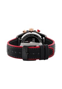Bracelet en cuir noir avec des accents rouges, boîtier en acier inoxydable, finition en or rose et un design chronographe épuré.