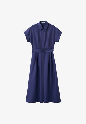Marineblaues kurzärmeliges Hemdkleid mit Kragen, vorderer Knopfleiste und passendem Gürtel mit rechteckiger Schnalle in der Taille.