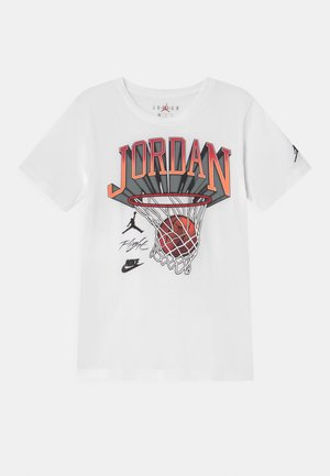 Biała koszulka z napisem "JORDAN" nad grafiką obręczy do koszykówki, piłką koszykarską przechodzącą przez siatkę oraz logotypami Nike i Jumpman poniżej.