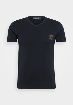 Černé bavlněné tričko s krátkým rukávem, se ve výstřihu do V a vyšitým zlatým logem Versace na hrudi. Hladká textura a přiléhavý střih.