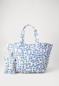 Tote bag in white fabric featuring blue geometric patterns. Includes a small matching pouch with a zipper. Short handles for carrying.