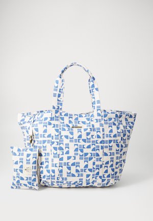 Borsa tote in tessuto bianco con motivi geometrici blu. Include una piccola pochette coordinata con zip. Manici corti per il trasporto.