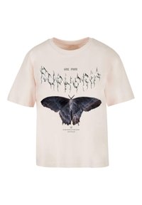 Lys rosa t-shirt med korte ærmer, der har et stort sort sommerfuglegrafik og stiliseret sølvtekst på forsiden. Rund halsudskæring, lavet af bomuldsblanding.