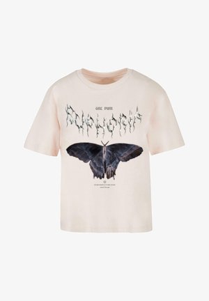 Ljusrosa t-shirt med kort ärm som har en stor svart fjärilsgrafik och stiliserad silvrig text på framsidan. Rund halsringning, blandning av bomull.