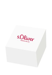 Weißer rechteckiger Kasten mit rotem s.Oliver-Logo und dem Text "FASHION FOR LIFE" auf der Oberseite. Glatte Textur mit scharfen Kanten und klarem Design.