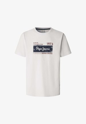 Weißes T-Shirt mit kurzen Ärmeln, bedruckt mit dem "Pepe Jeans"-Logo, dem Text "Born in Portobello Rd 1973" und "London Denim Brand" in roter und schwarzer Schrift.