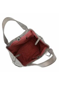 Sac en cuir gris au design structuré et à la texture lisse, avec un intérieur rouge à motif de petits points et des sangles ajustables.