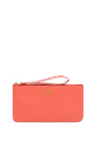 Monedero de cuero coral con una textura suave, logotipo dorado y cierre de cremallera. Cuenta con una correa de tela para la muñeca con el nombre de la marca impreso.