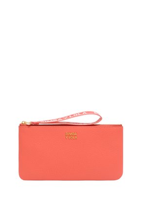 Monedero de cuero coral con una textura suave, logotipo dorado y cierre de cremallera. Cuenta con una correa de tela para la muñeca con el nombre de la marca impreso.