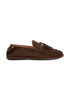 Bruine suède loafer met kwastje detail en platte zwarte zool, zijaanzicht op witte achtergrond.