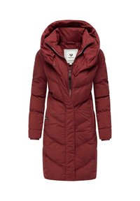 Burgunderfarget pufferjakke med stor hette, glidelås og trykknapper. Har en quiltet design og sidelommer for ekstra funksjonalitet.