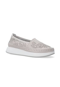 Světlé šedé slip-on boty s perforovaným květinovým vzorem, prošitými detaily a bílou podrážkou. Hladký povrch s kulatou špičkou a nízkým podpatkem.