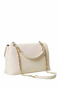 Borsa a mano in pelle bianca con texture, dalla forma curva, dotata di una tracolla a catena e di un manico superiore piatto per opzioni di trasporto versatili.