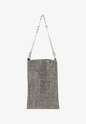 Kleine rechteckige Abendtasche, bedeckt mit silbernen Strasssteinen, mit einem dünnen silbernen Kettenriemen vor weißem Hintergrund.