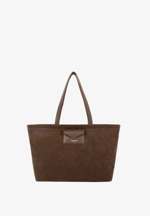 Sac cabas en daim marron avec longues anses en cuir et une petite poche avant en cuir avec rabat avec le logo Lancaster Paris.