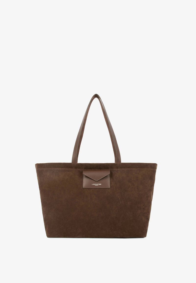 Sac cabas en daim marron avec longues anses en cuir et une petite poche avant en cuir avec rabat avec le logo Lancaster Paris.