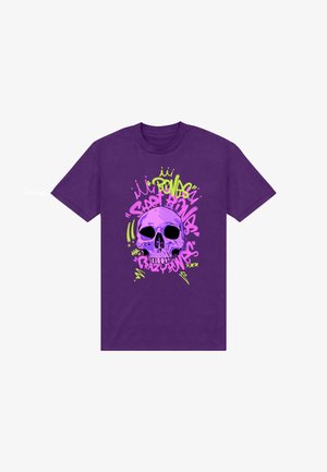Fialové bavlněné tričko s grafickým designem, na kterém je velká lebka v růžové a zelené barvě, obklopená textem a akcenty ve stylu graffiti.