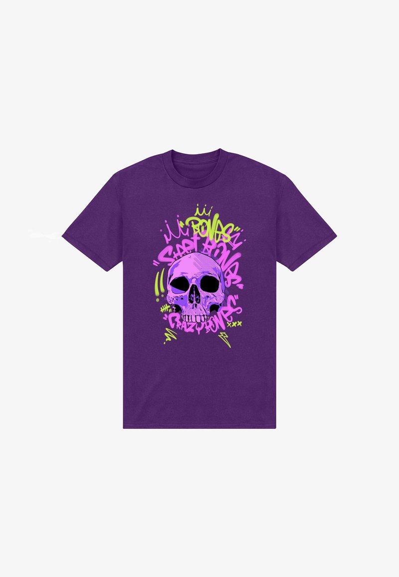 Fialové bavlněné tričko s grafickým designem, na kterém je velká lebka v růžové a zelené barvě, obklopená textem a akcenty ve stylu graffiti.