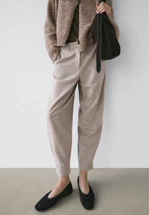 Massimo Dutti SAROUEL WITH BUCKLE DETAIL - Stoffhose - light brown