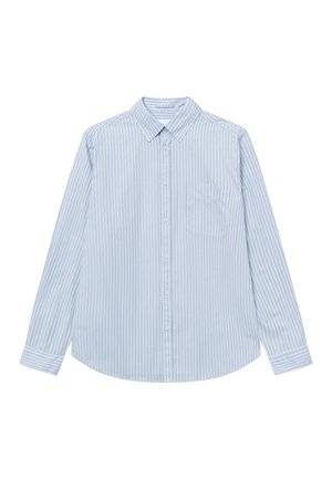 Chemise bleu clair à manches longues boutonnée avec fines rayures blanches verticales et une poche poitrine sur fond blanc.