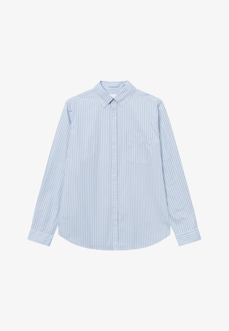 Chemise bleu clair à manches longues boutonnée avec fines rayures blanches verticales et une poche poitrine sur fond blanc.
