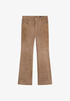 Hellbraune Wildlederhose mit leicht ausgestelltem Bein, vorderen Taschen, Gürtelschlaufen und einem Metallknopfverschluss.