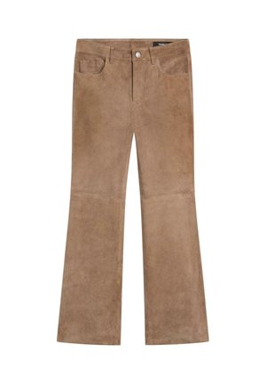 Pantaloni color cammello in camoscio con una leggera svasatura, tasche frontali, passanti per cintura e chiusura con bottone in metallo.