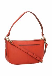 Rote Leder-Schultertasche mit strukturiertem Finish, goldenen Beschlägen, verstellbarem Tragegurt und einer vorderen Reißverschluss-Tasche. Kompaktes und rundes Design.