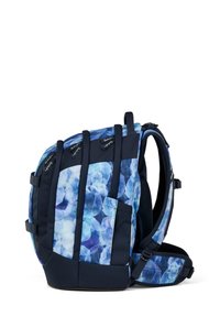 Un sac à dos avec un motif abstrait bleu, des sangles rembourrées, plusieurs compartiments zippés et une base robuste de couleur bleu marine.