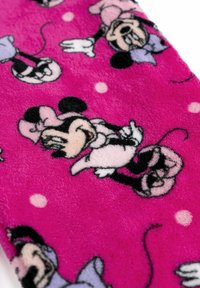 Tessuto in pile rosa con un motivo ripetuto di topolini dei cartoni animati con fiocchi, circondati da pois rosa chiaro, texture morbida e sensazione di peluche.
